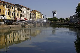Straatbeeld en kanaal in Adria