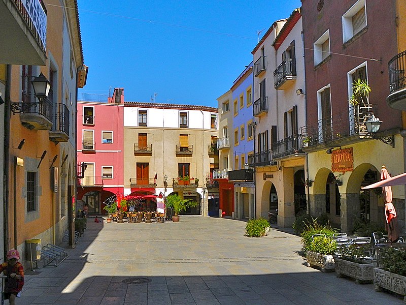 File:Castelló d'Empúries, plaça dels Homes - panoramio.jpg