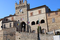 Castello di Ponzano di Fermo 01.jpg