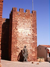 https://upload.wikimedia.org/wikipedia/commons/b/b0/Castelo_Silves_3.JPG