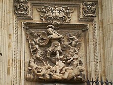 Puerta de los fieles con imagen de San Miguel por Julián Roldán.