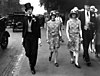 Cecil Beaton en zijn zussen Nancy en Barbara komen aan bij een Eton.jpg