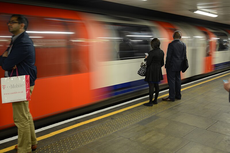 File:Central line train leaving Mile End station(14795706427).jpg