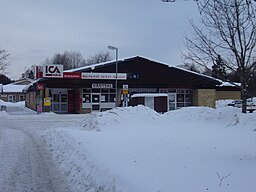 Närbutiken och busstationen i Landsbro