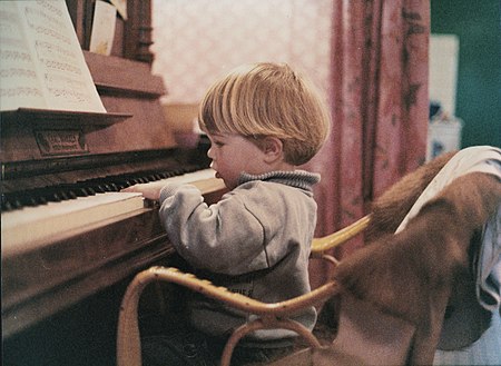 Tập_tin:Child_playing_piano_-_1984-11-01.jpg