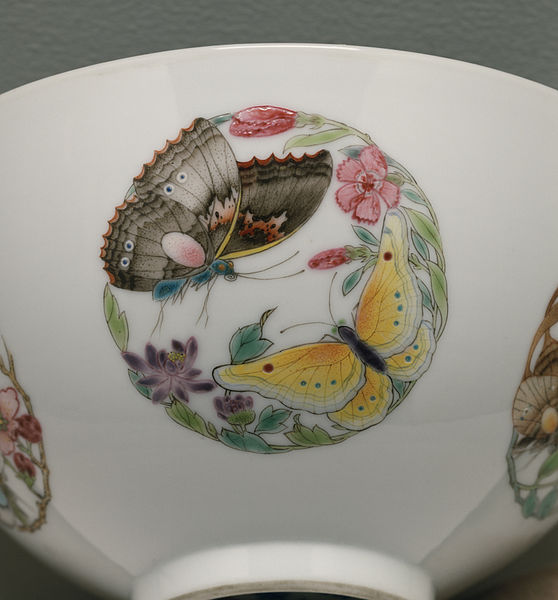 Archivo:Chinese - Bowl with Flowers and Butterflies - Walters 491108 - Detail.jpg
