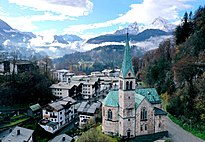 links: Auffahrt Christuskirche; rechts: mit Blick nach Süden zur Watzmanngruppe