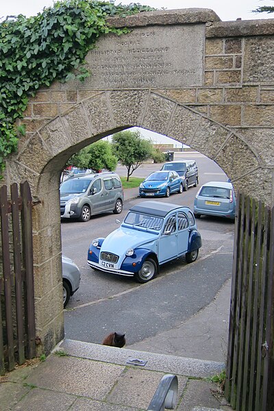 File:Church Archway ^ 2CV - geograph.org.uk - 5445119.jpg