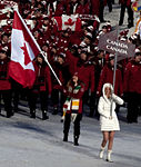 Clara Hughes als Fahnenträgerin 2010