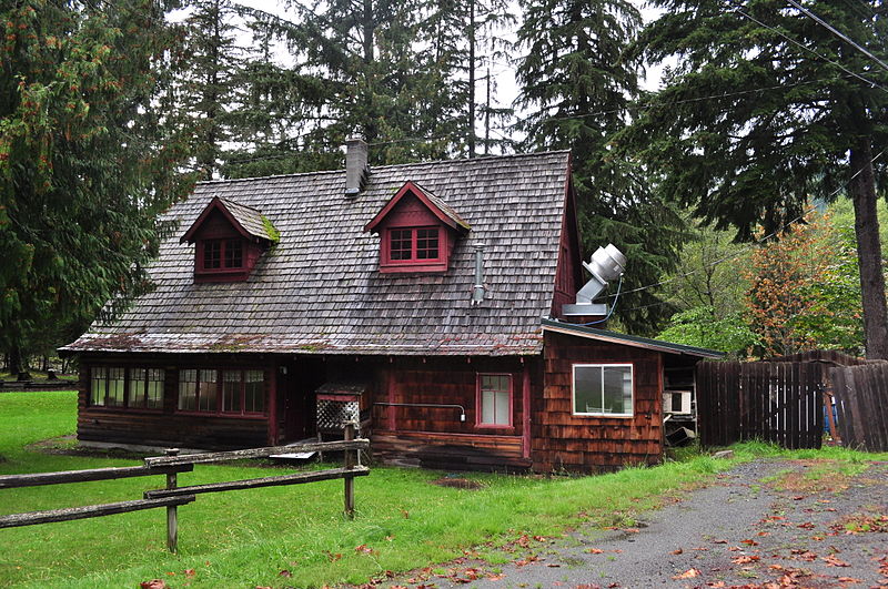 File:Clearwater Lodge on Greenwater River 01.jpg