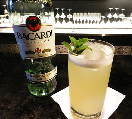 Коктейль с ромом бакарди. Ром бакарди белый. Bacardi белый Ром. Коктейль Bacardi Cocktail. Коктейль с Bacardi Superior.