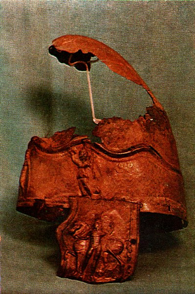 File:Coif de bronz de cavalerist roman de la Ostrov.jpg