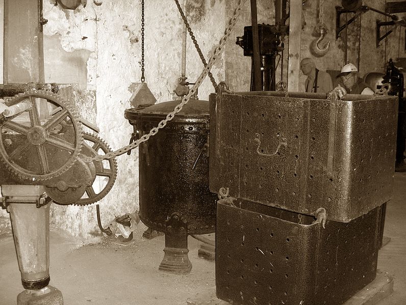 File:Conserverie de sardines autoclave et paniers à fours.jpg