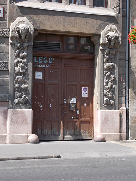 File:Corner house. Raday Street facade. Bakáts Square building complex. Listed ID 8158. Streer door. - 1, Bakáts Sq., Ferencváros, Budapest.JPG