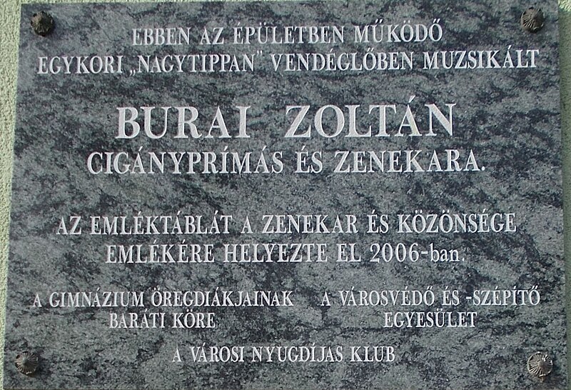 File:Deák Ferenc Straße, Gedenktafel Zoltán Burai, 2024 Kisújszállás.jpg