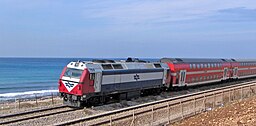 Dieselová lokomotiva a dvoupodlažní osobní souprava