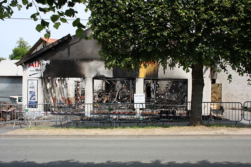 File:Dourdan burned shop 01.jpg