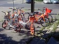Drei verschieden Anbieter von Leihfahrrädern an der Ecke zum Volkspark Prenzlauer Berg; ama fec170619 10.01.jpg
