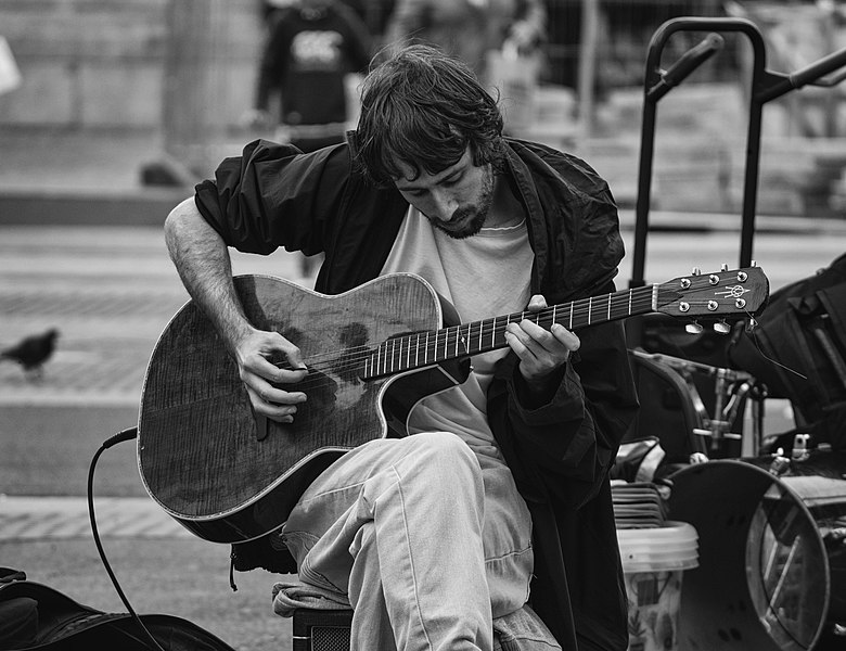 File:Dublin City street performer 9.jpg