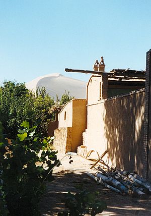 Dunhuang: Geographie, Bevölkerung, Geschichte