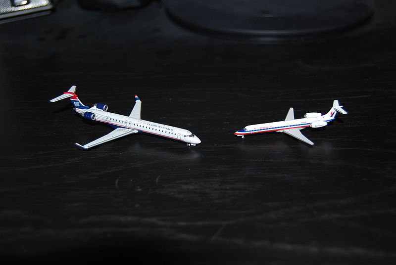 File:EM USAIRWAYS CRJ-900 and AE ERJ145 (2512278505).jpg