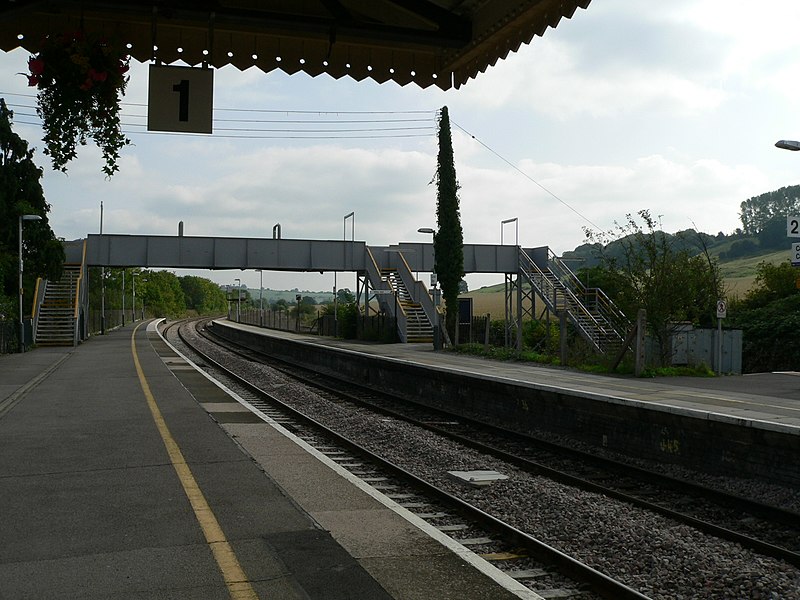 File:Eastern end of Castle Cary railway station 03.jpg