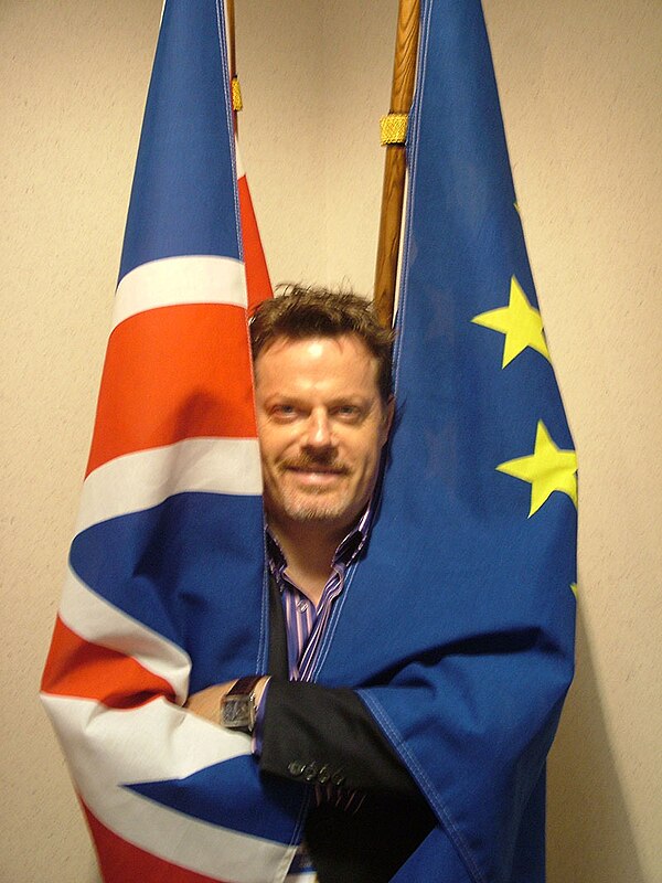 Izzard with the flags of the UK and European Union in 2006