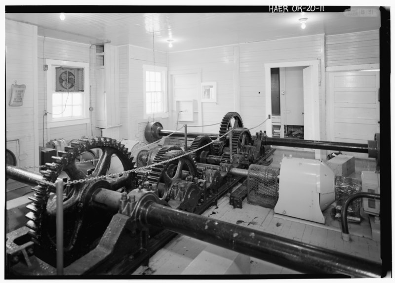 File:Engine room and reduction gears atop central span - Hawthorne Bridge, Spanning Willamette River at Hawthorne Boulevard and Madison Street, Portland, Multnomah County, OR HAER ORE,26-PORT,10-11.tif