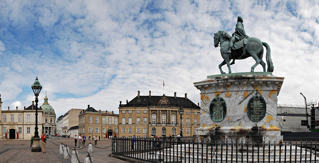 Statue équestre devant le palais d'Amalienborg à Copenhague. Photo de Mstyslav Chernov