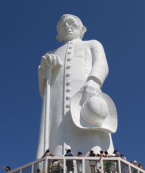 Estátua do Padre Cícero na colina do Horto