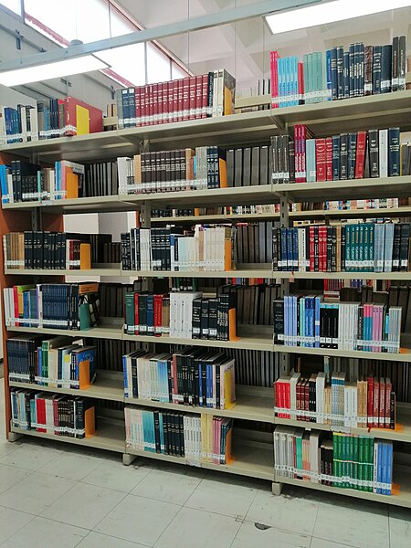 File:Estante,Biblioteca.jpg