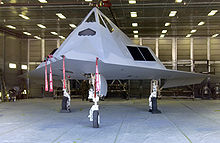 Aeronave estacionada dentro de um hangar aberto