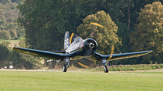 English: Eric Goujon/Red Bull Vought F4U-4 Corsair (reg. OE-EAS, cn 9149, built in 1945). Engine: Pratt & Whitney R2800 CB-3 (2100 hp). Deutsch: Eric Goujon/Red Bull Vought F4U-4 Corsair (Reg. OE-EAS, cn 9149, Baujahr 1945). Antrieb: Pratt & Whitney R2800 CB-3 (2100 PS).