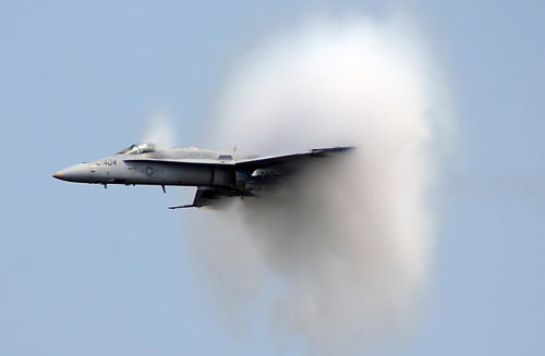 התעבות כתוצאה מסינגולריות פראנטל-גלאוארט סביב מטוס קרב F/A-18 הורנט שנע בסמוך למהירות הקול