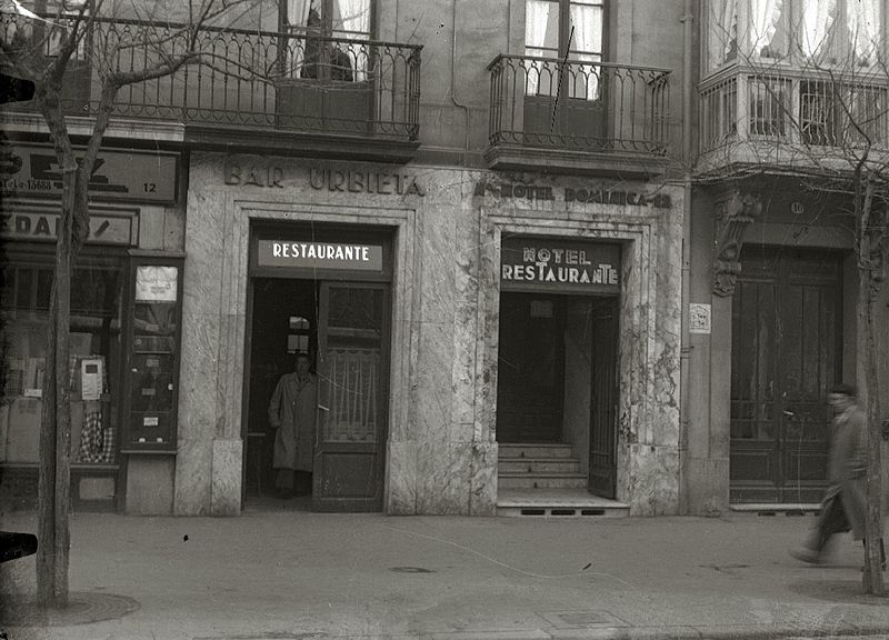 File:Fachada del bar Urbieta y del Hotel Dominica en la calle Urbieta (1 de 1) - Fondo Marín-Kutxa Fototeka.jpg