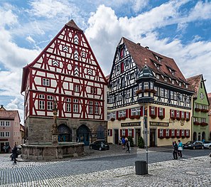 Fleisch- und Tanzhaus (links) und Jagstheimerhaus (rechts) am Marktplatz (2014)