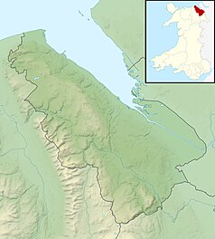 Mapa konturowa Flintshire, blisko centrum na dole znajduje się punkt z opisem „Mold”
