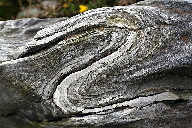 Esempio di deformazione duttile in rocce esposte a condizioni di elevate temperature e pressioni. Credits: Wikimedia Commons.