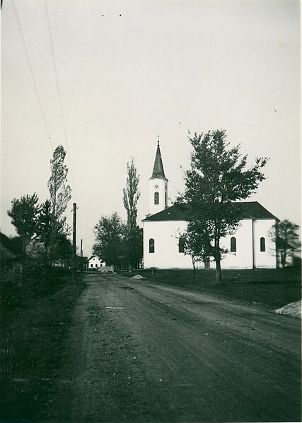 File:Fotografija črenšovske cerkve sv. Križa 1935.jpg