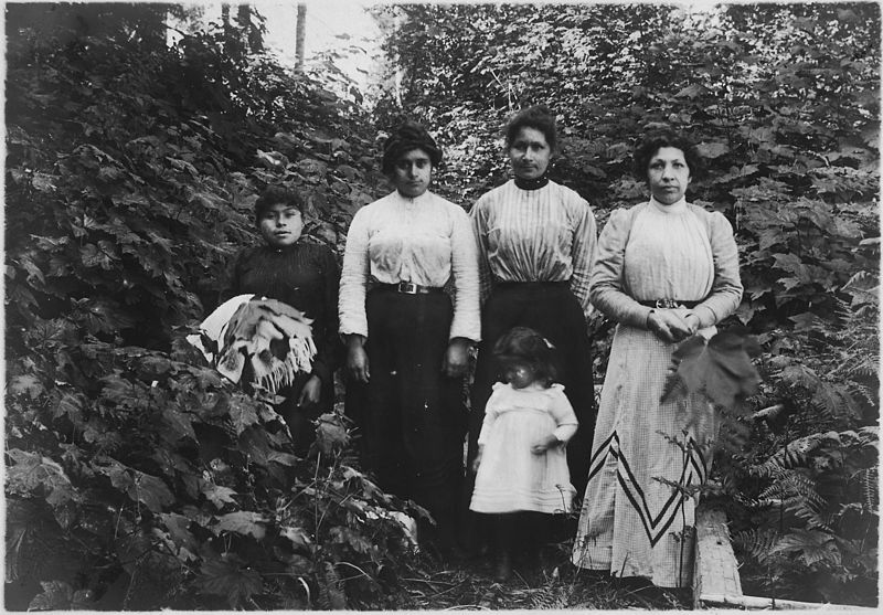 File:Four Indian women, one child. Unidentified. - NARA - 297571.jpg