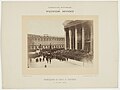 Funérailles de Victor Hugo. Arrivée du corbillard devant la colonnade du Panthéon, 1er juin 1885, tirage sur papier albuminé[17].