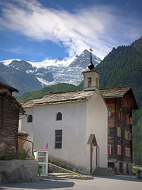 Kapelle Ried St. Theodul (1661,6 m ü. M.) mit Riedgletscher (im Hintergrund), von rechts Dürrenhorn (4035 m), Hohberghorn (4219 m), Stecknadelhorn (4241 m) und Nadelhorn (4327 m) der Mischabel