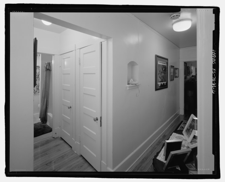 File:General view of the hallway in Building -441D. - Fort Riley, Carpenter Court Apartments, Building No. 441, 441 Carpenter Avenue, Riley, Riley County, KS HABS KS-78-H-6.tif