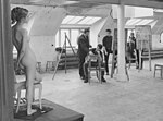 En nakenmodell och teckningselever på Gerlesborgsskolan 1966.