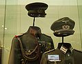 ヴァイマル共和政陸軍（Reichsheer）の士官用礼服（奥）と、ナチス・ドイツ陸軍（Heer）の士官用礼服（手前）。