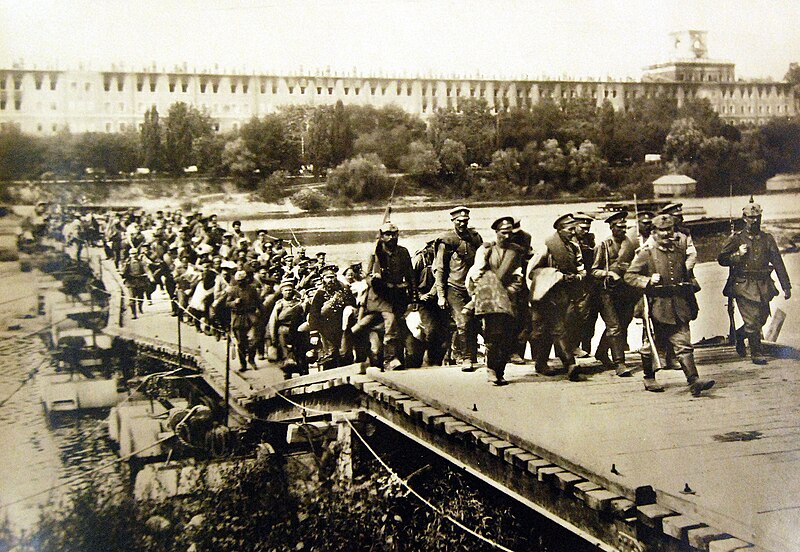 File:Germans leading Russian prisoners over Vistula River, fortress of Novogeorgievsk, Poland, 1915 (LC-USZ62-42722) (21978728441).jpg