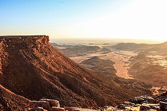 View from the Gilf Kebir ridge to the south into wadi Sura