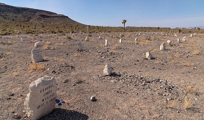 File:Goldfield NV Cemetery - 52133321584.jpg