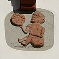 Der Bilderschmuck des Altstädter Rathauses ist noch mittelalterlichem Bildprogramm verpflichtet. Detail eines der Reliefs aus der Fassade: „Affe mit Spiegel“ – Sinnbild für blinde Eigenliebe.