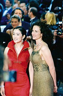 巩俐出席1998年戛纳电影节，與美國女星安迪·麥杜維合影